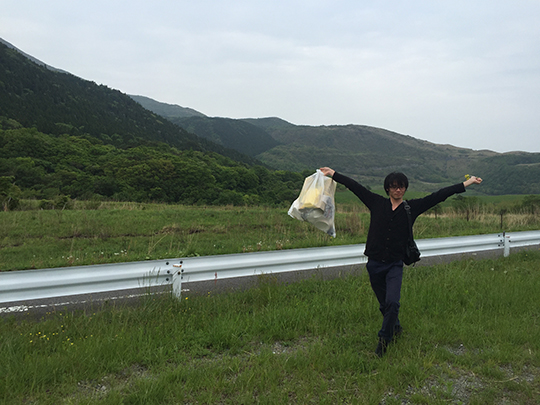 新本さん澤田さんと九重高原の空き地でゴミ拾い