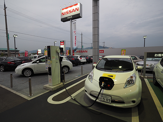 奈良日産で充電中