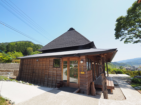 泊めていただいたWEEK神山さん　　神山の建物は屋根が変わった形をしている