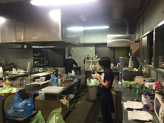 高千穂で出会って南阿蘇に呼んでくれたシェフの油木さんがみんなのご飯を作ってくれています