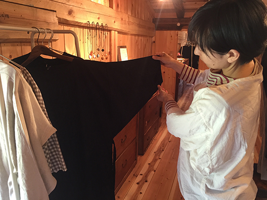 日本の野良着に魅せられて石徹白洋品店を始められた馨生里さんが教えてくれているところ