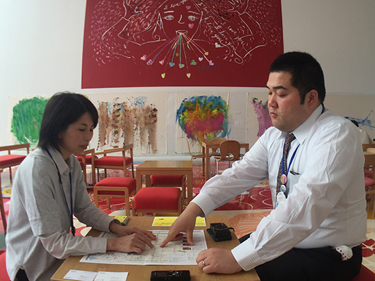 十和田市現代美術館のコンシェルジュ鳴海さん（左）と土井さん（右）